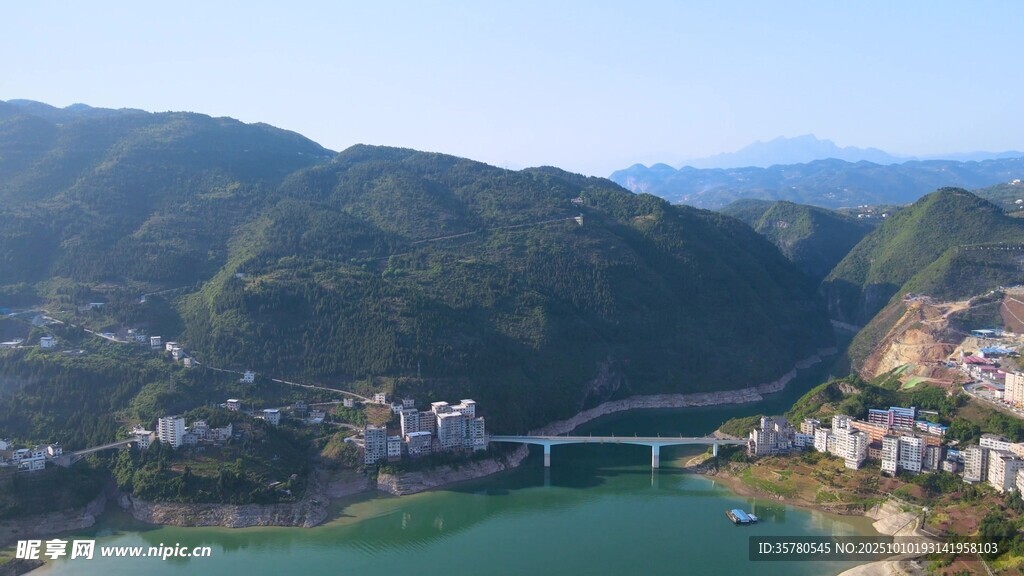 山水相依的美丽村落