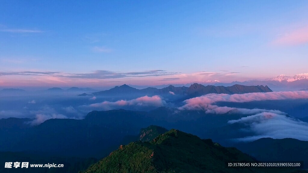 山巅云海日出美景