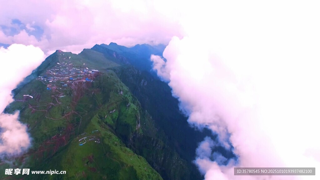 云雾缭绕的壮美山峦