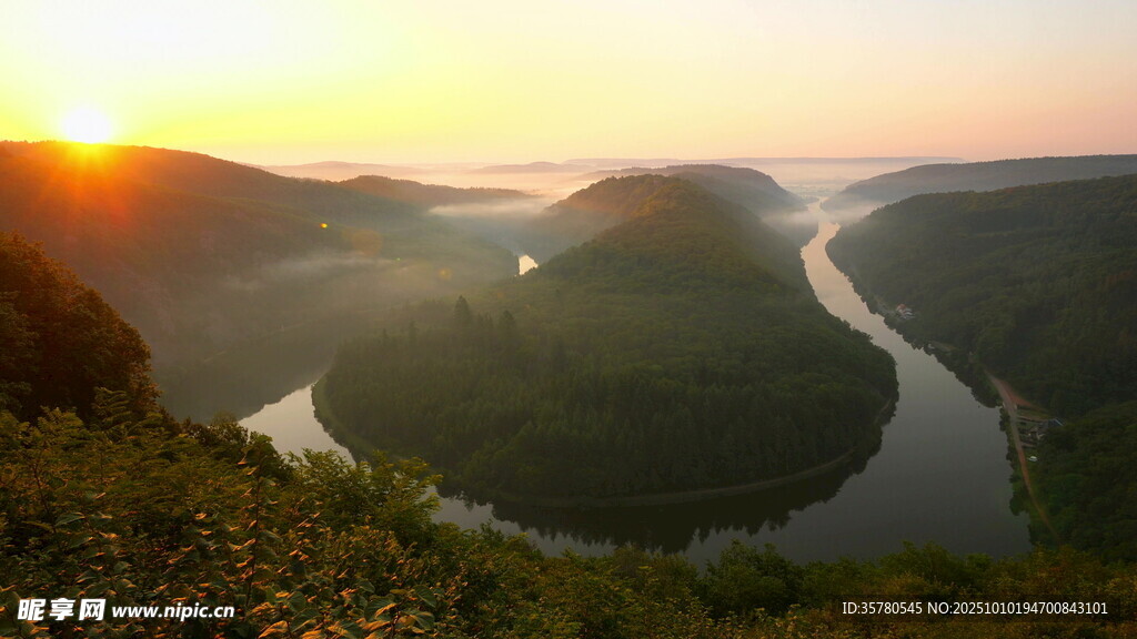 夕阳下蜿蜒河流壮美景观