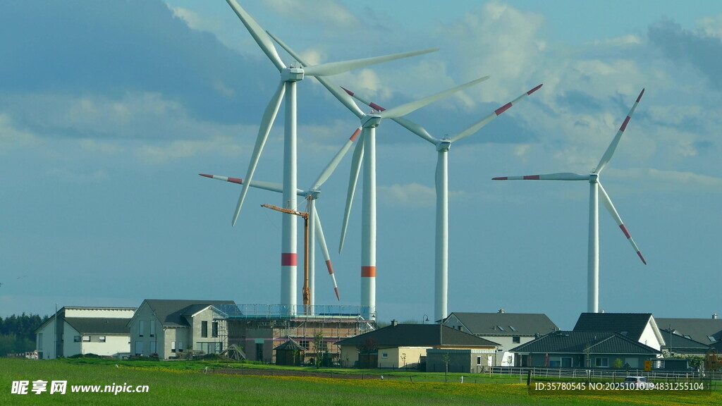 乡村旁的风力发电机组
