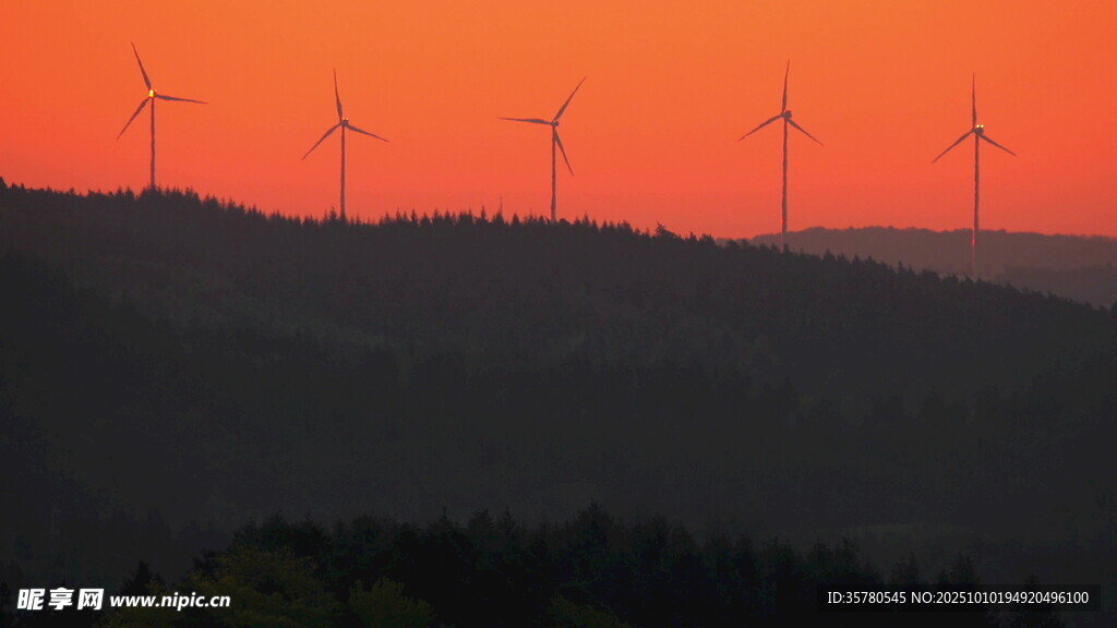 夕阳下的风力发电机组