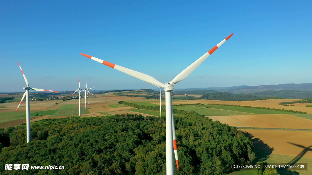 空中俯瞰广袤田野上的风车