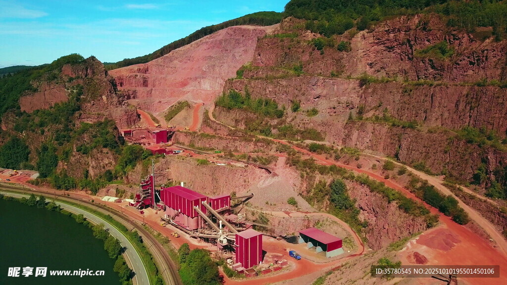 俯瞰山间红顶建筑群