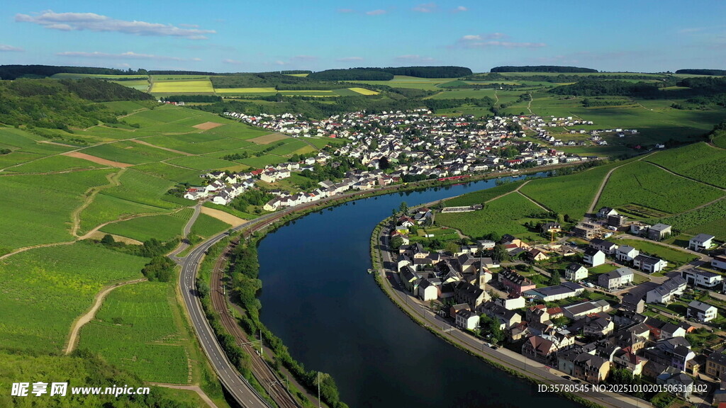 河畔小镇航拍美景