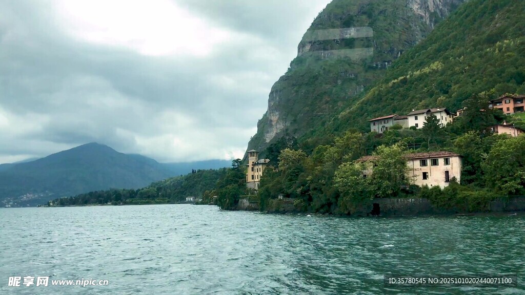 湖畔山景中的美丽建筑