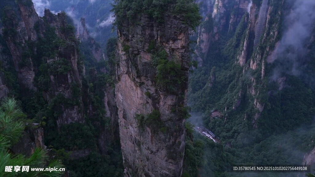 壮丽险峻的高山峡谷景观