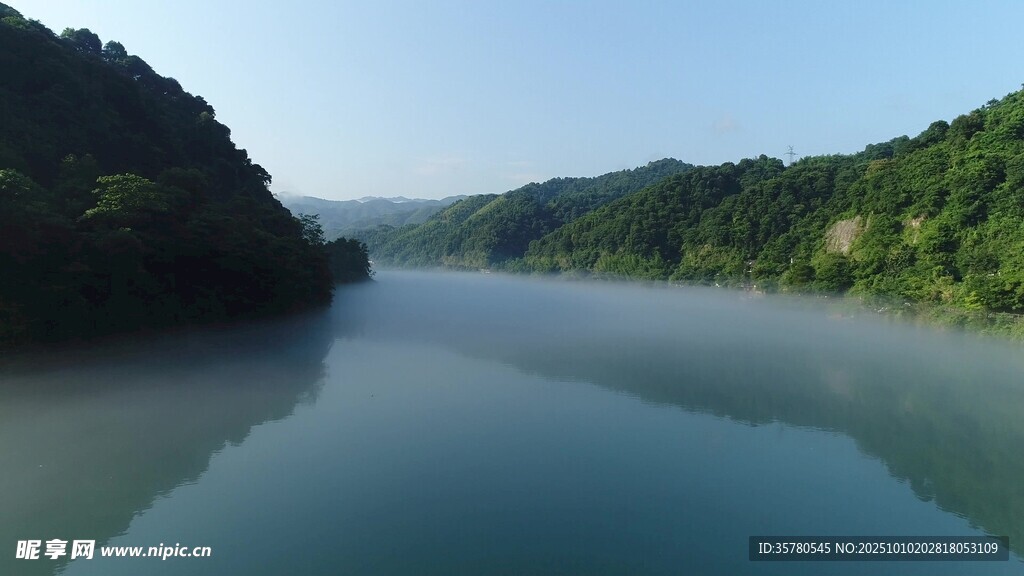 宁静山水间的秀丽湖景