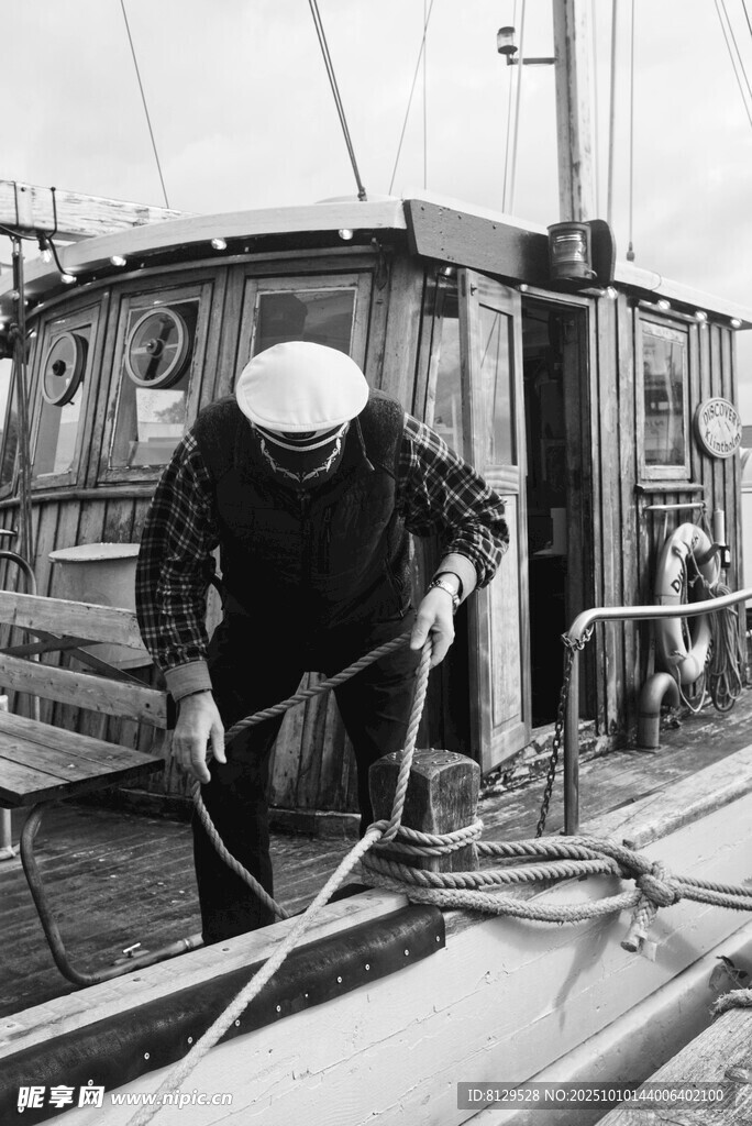 水手在船上专注进行作业