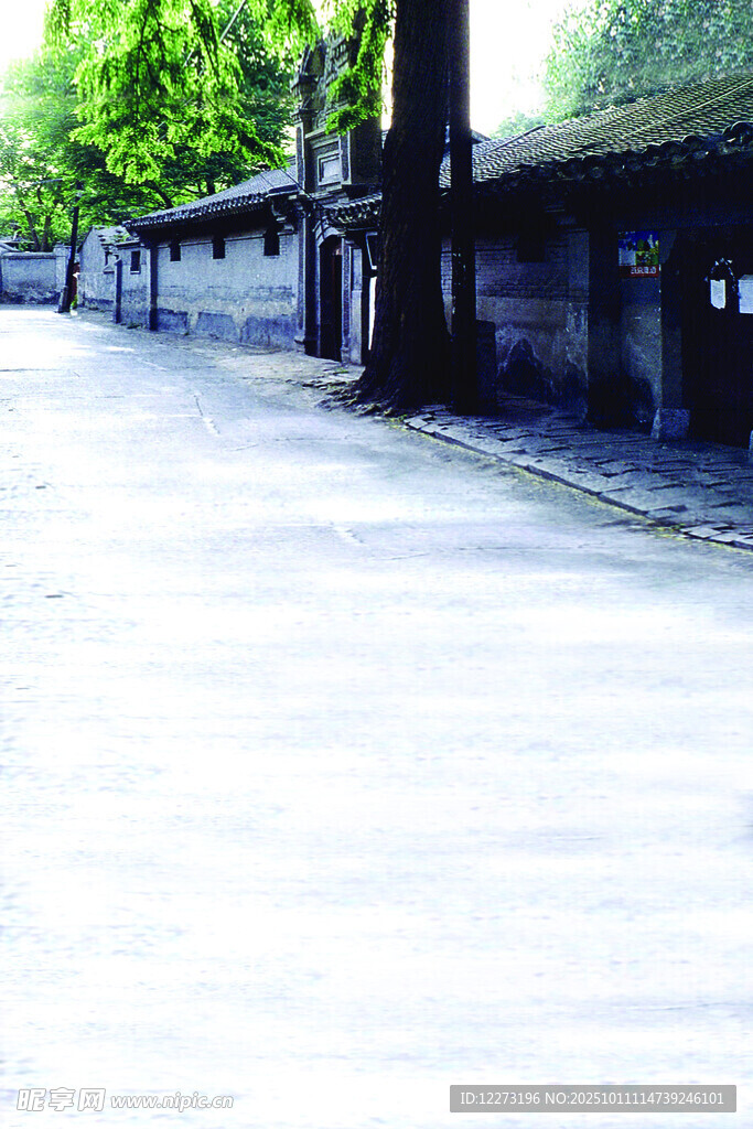 宁静街道旁的老旧建筑