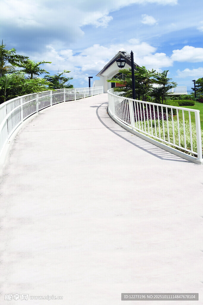 户外白色步道与蓝天绿树