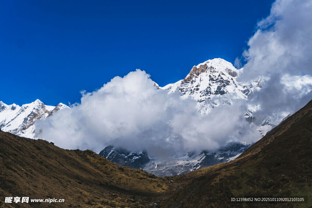 巍峨雪山云雾缭绕美景