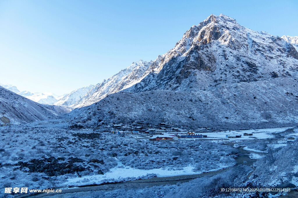 雪山下的河谷壮丽风景