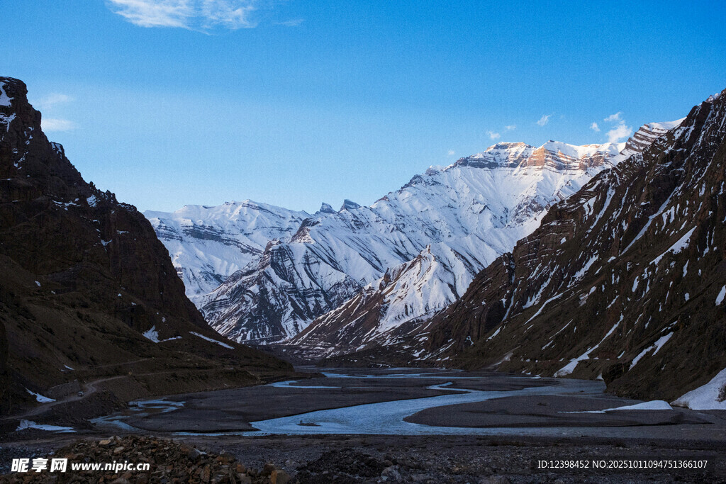 雪山河谷壮丽自然景观