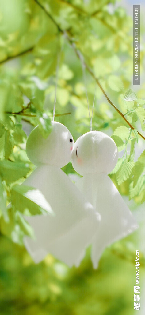 绿叶间的白色小鸟剪影