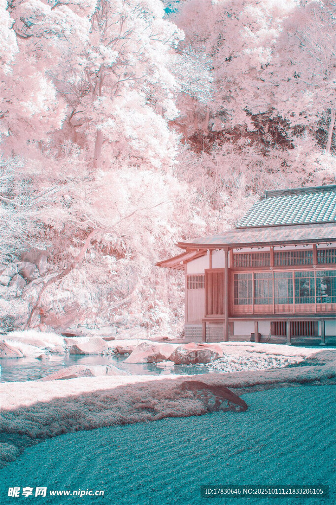 梦幻粉色雪景中的静谧建筑