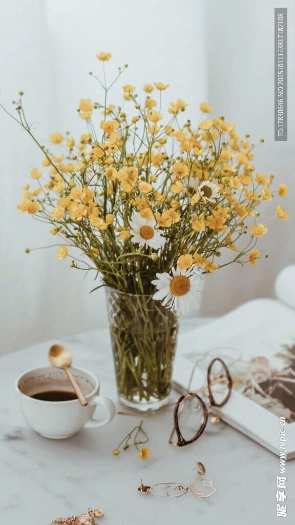 花瓶中的小黄花与周边物件