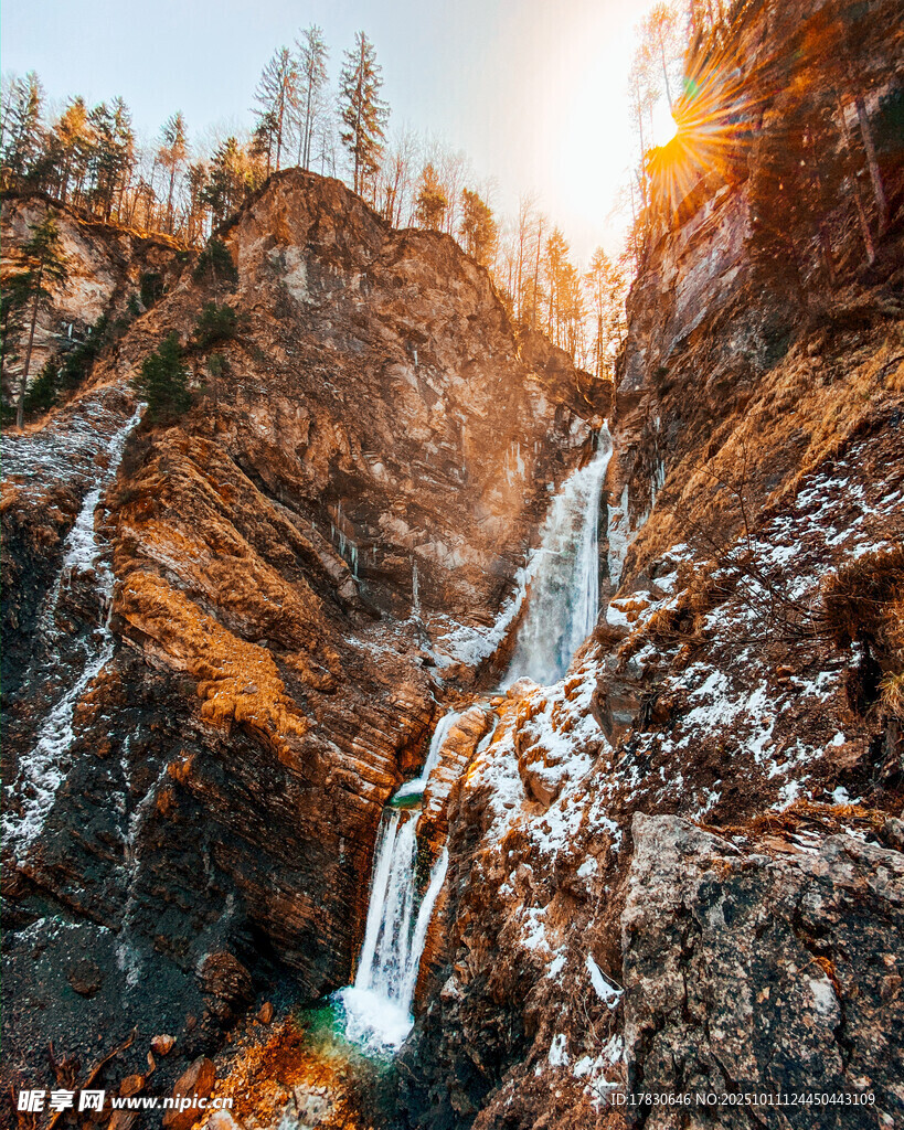 山间瀑布映着金色阳光