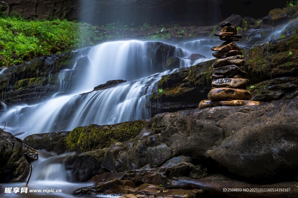 山间瀑布旁的石堆景观