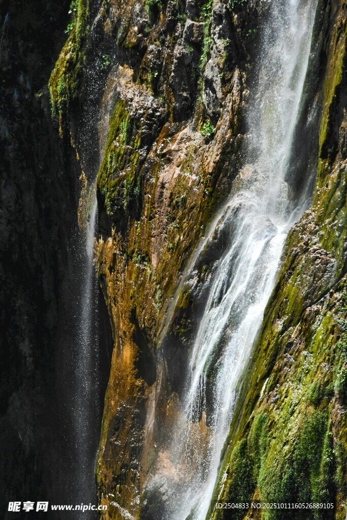 山间飞瀑 绿意盎然