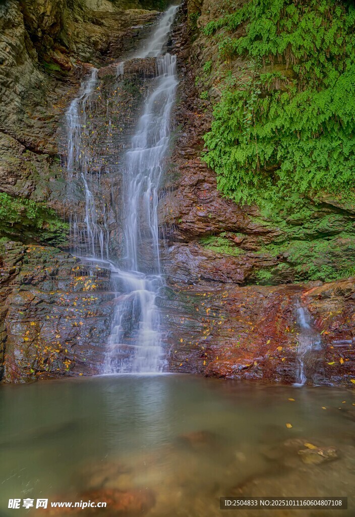 山间瀑布下的静谧小潭