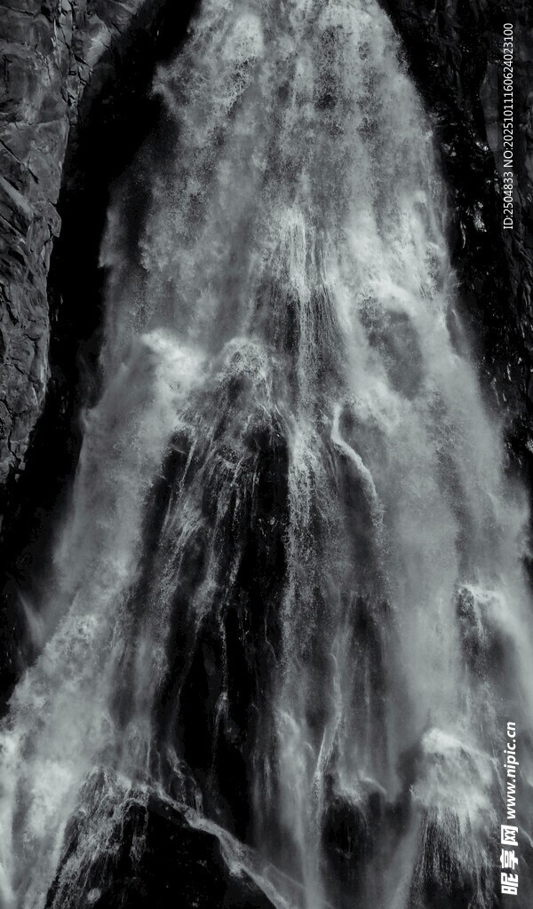 壮观瀑布水流倾泻而下