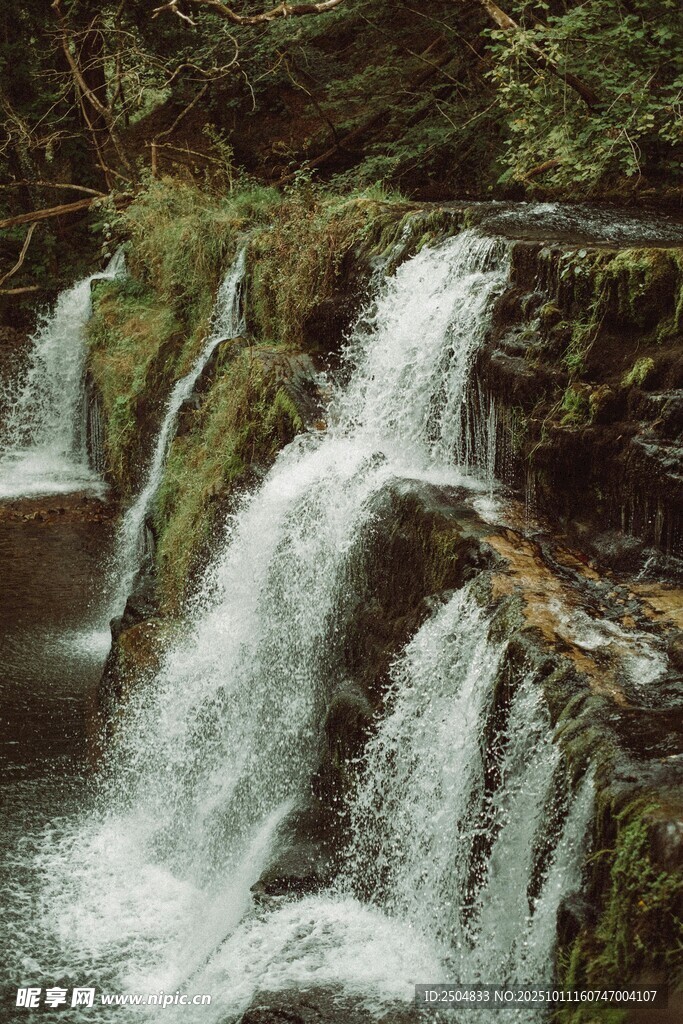 山间潺潺瀑布美景