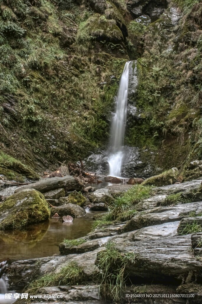 山间瀑布 绿意盎然的景致
