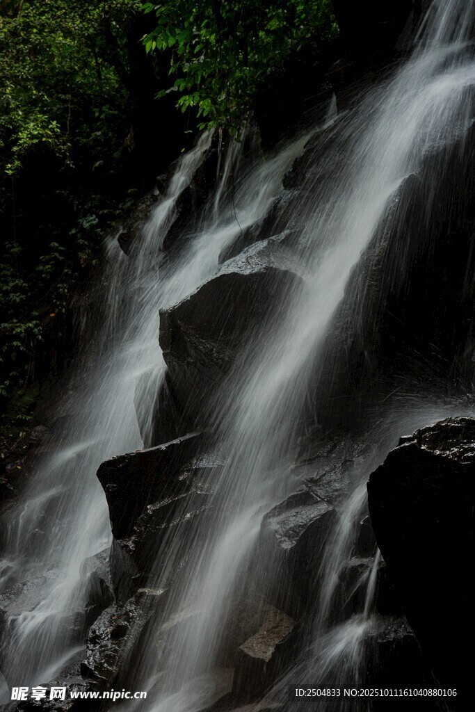 山间瀑布水流倾泻而下