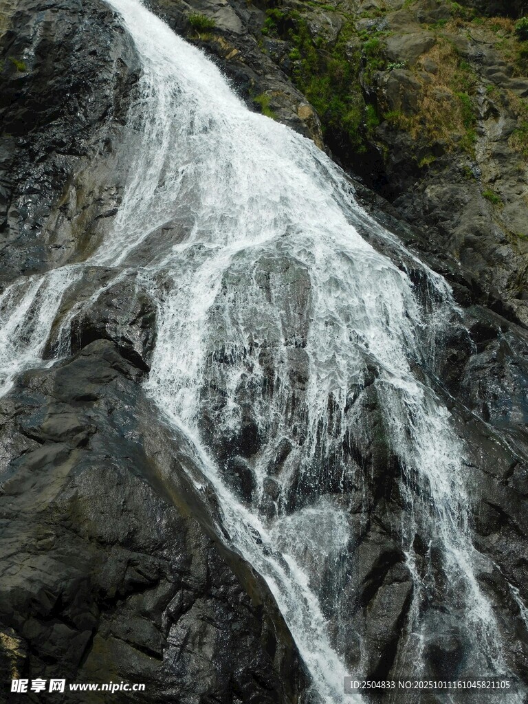山间瀑布水流倾泻而下