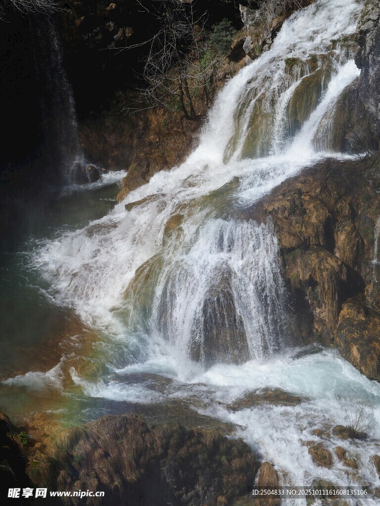 山间灵动小瀑布