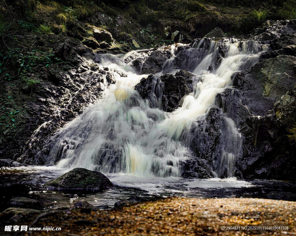 山间小瀑布自然美景