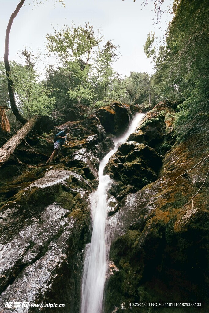 山林间的灵动瀑布景观