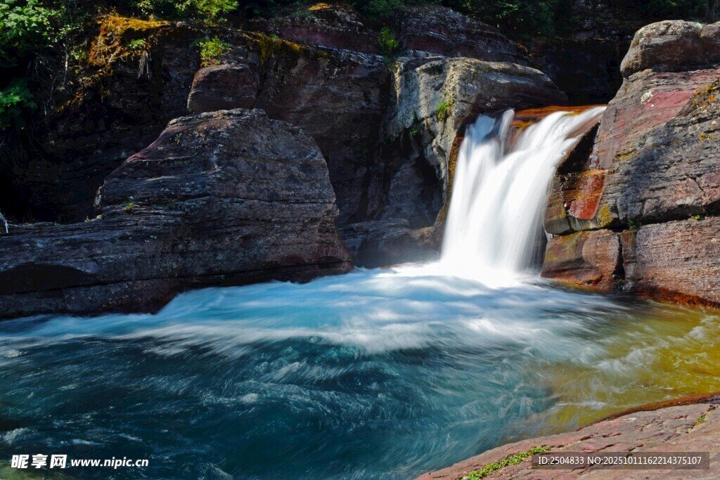 山间瀑布下的清澈潭水