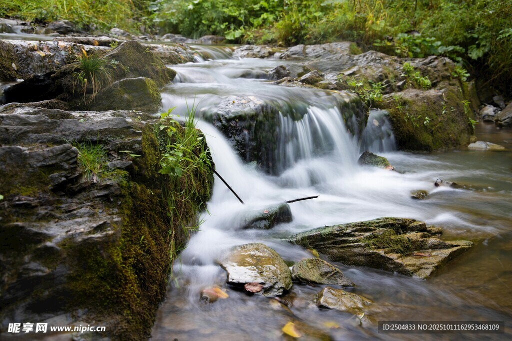 山间溪流小瀑布景观