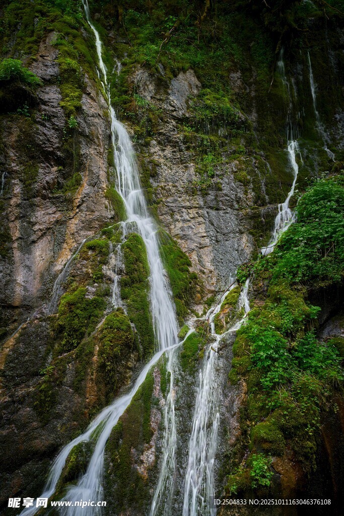 山间瀑布 绿意环绕的自然奇观