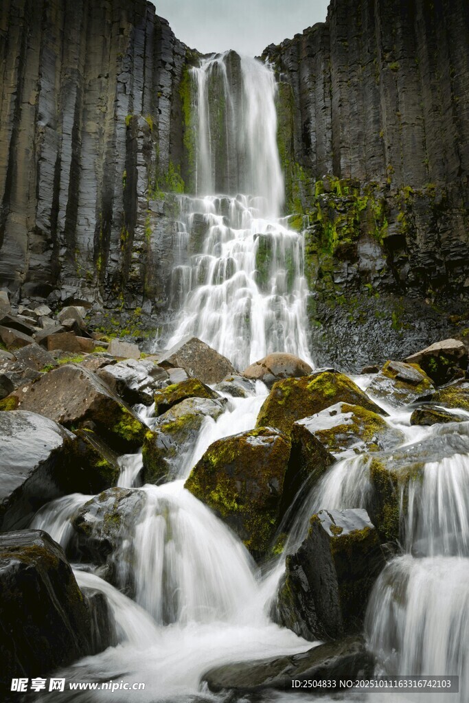 山间瀑布溪流景观