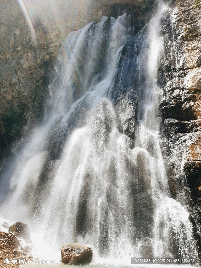 壮观瀑布水流倾泻而下