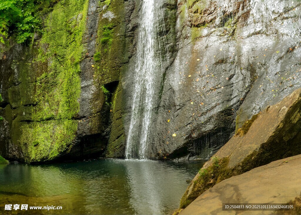 山间清幽瀑布下的碧潭