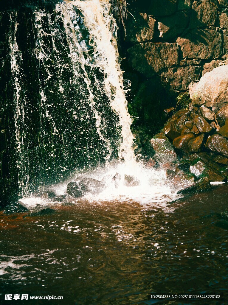 山间瀑布水流倾泻而下