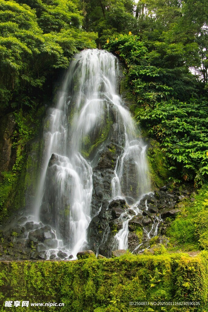 山林间的秀丽瀑布景观