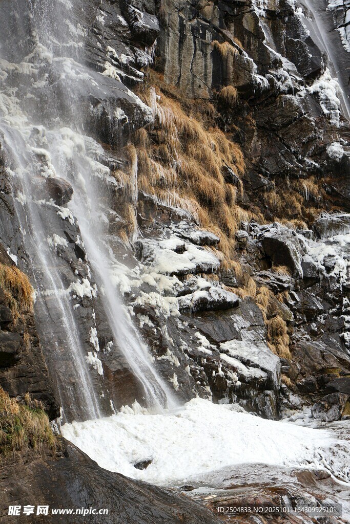 山间冰雪瀑布景观