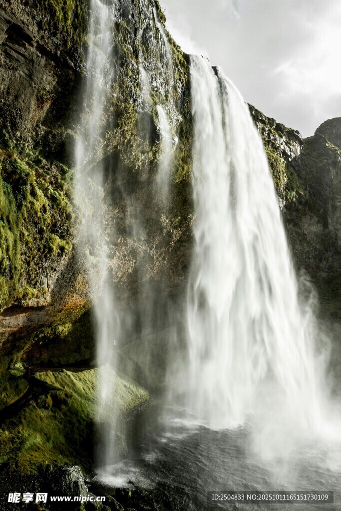 壮观瀑布倾泻于山间