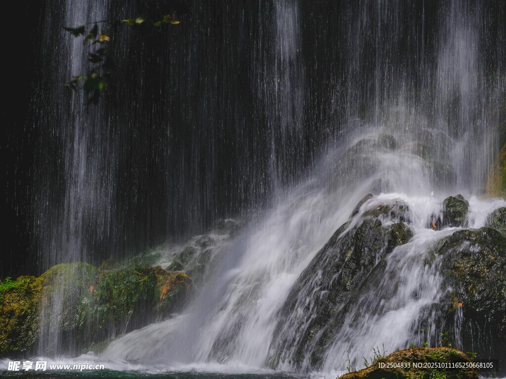 山间瀑布水流倾泻而下