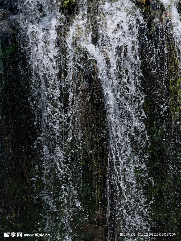 山间瀑布水流倾泻而下
