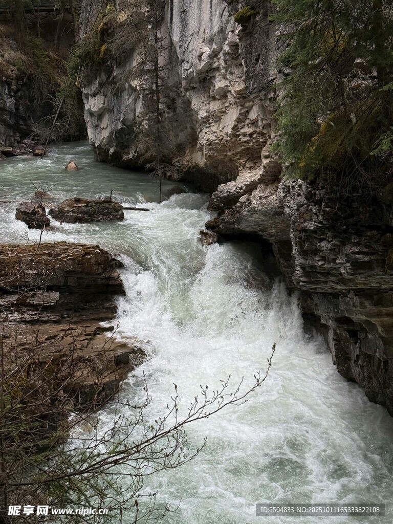 山间湍急溪流景观