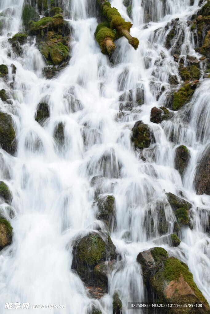山间溪流瀑布景观