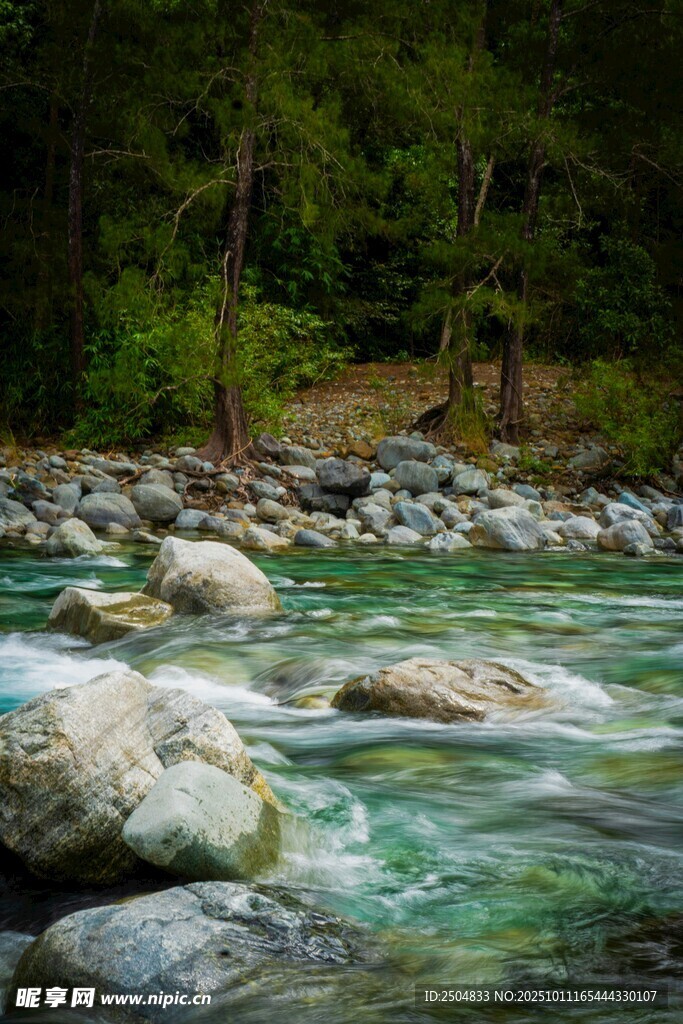山间清澈溪流与嶙峋怪石