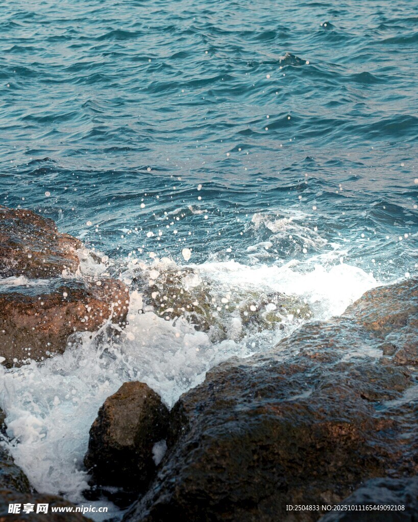 海浪拍打礁石的美丽瞬间