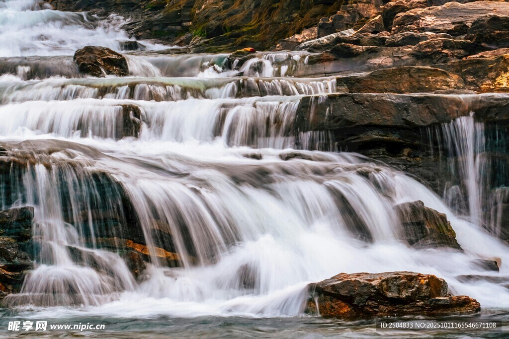 山间灵动小瀑布景观